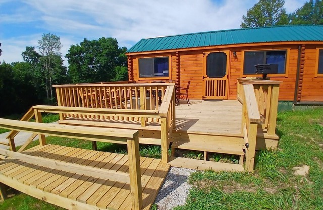 109) Kingfisher Log Cabin. Close to Hocking Hills State Park and more!