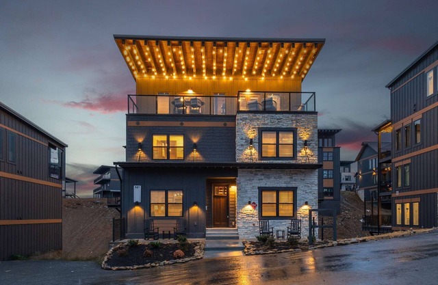 10BR Luxury | 2 Cabins | Rooftop Lounges | Indoor Pools | Hot Tubs | Walk to Water Park | Sleeps 44