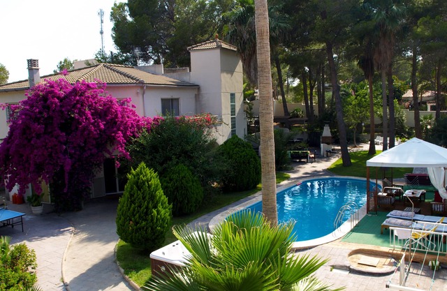 11 bedrooms, sleeps 30, Full A/C, jacuzzi, BBQ, 1000 Mbps fiber internet