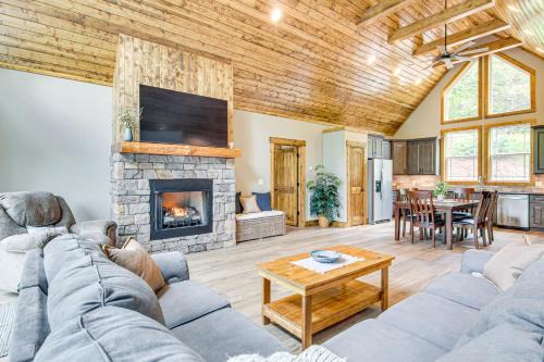 11 Mi to Chimney Rock! All-Season Family Escape