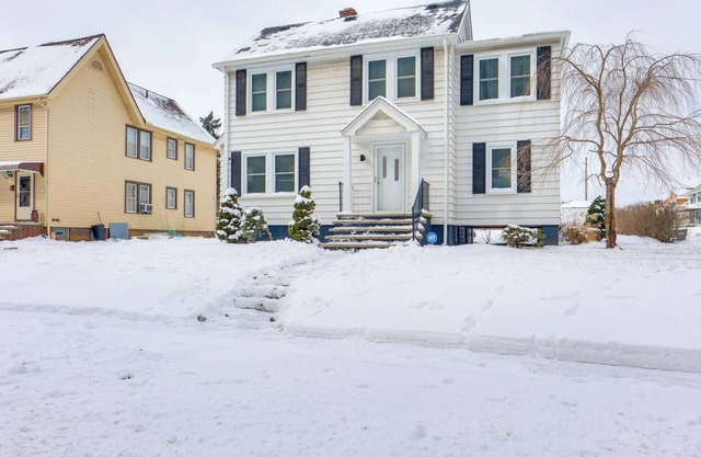 11 Mi to Dtwn Cleveland: Family Home w/Yard