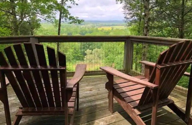 11 Point River Front Cabin, 7 acres, hiking trails, with a private beach!