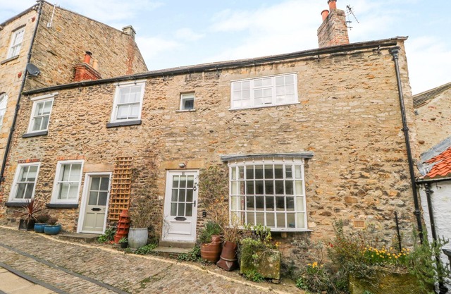 11 TOWER STREET, pet friendly, character holiday cottage in Richmond