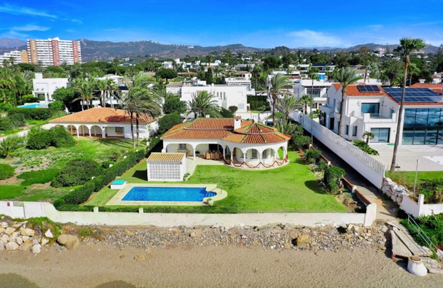 1100 - BEACH FRONT VILLA