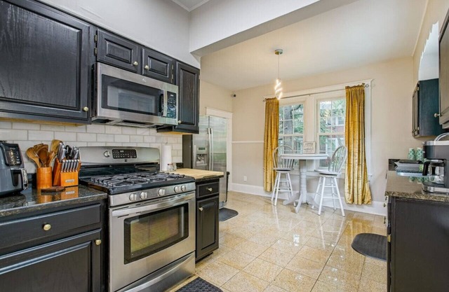 111) Massive 6 bedroom home with a Pool!
