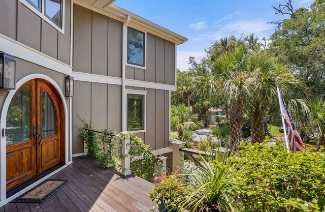 114 Sandpiper Run comes with a Golf Cart and Resort Access!