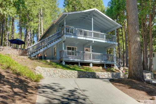 12 Mi to Apple Hill Family-Friendly Cabin Retreat