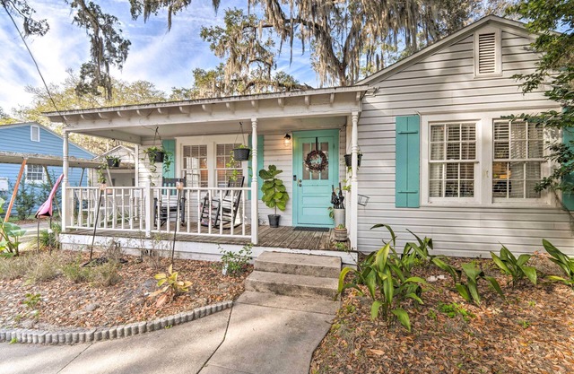 ~ 12 Mi to Disney: Downtown Winter Garden Cottage!