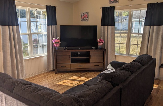 12 mi to Parris Island Cozy home