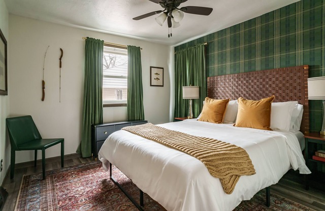 12-mins walk to ND: BBQ - Old Money Sports Glam. Pet Friendly!