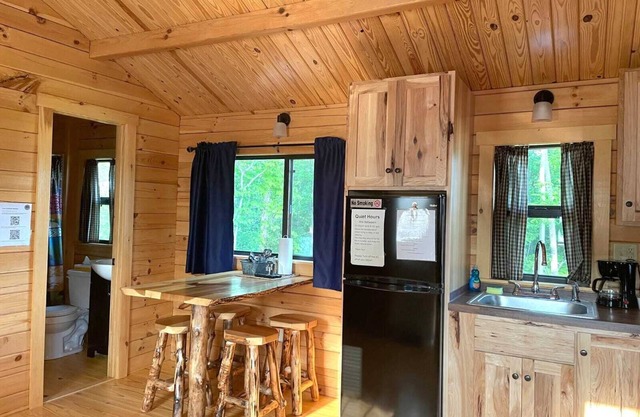 122) Xantus Log Cabin. Close to Hocking Hills State Park and more!
