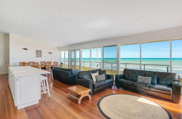 124 Surfers Pde - BYO Linen Beachfront