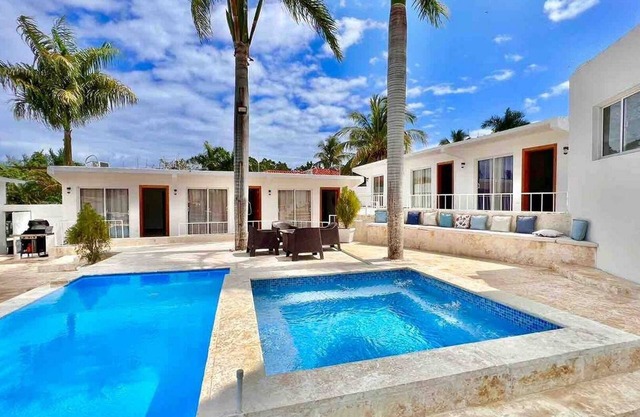 12BR Party Villa: Pool, Private Basketball Court & Billiard!