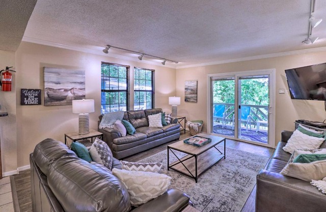 13 Mi to Hot Springs Serene Royal Home with Deck!