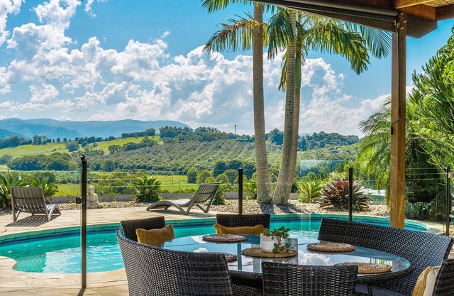 13km's to Byron Bay town: Perfect family retreat with pool, sauna & sunset views
