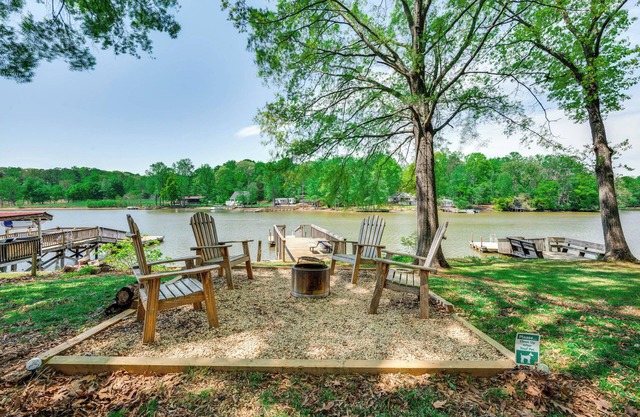 14 Mi to Childress Vineyards: Scenic Fall Retreat