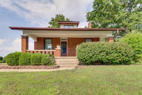 14 Mi to St Louis Dog-Friendly Columbia Home