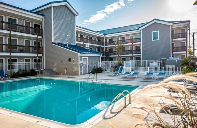 140th St Beach Condo w/2 Pools & Free Wifi.1.5 blocks from the Sand/Surf