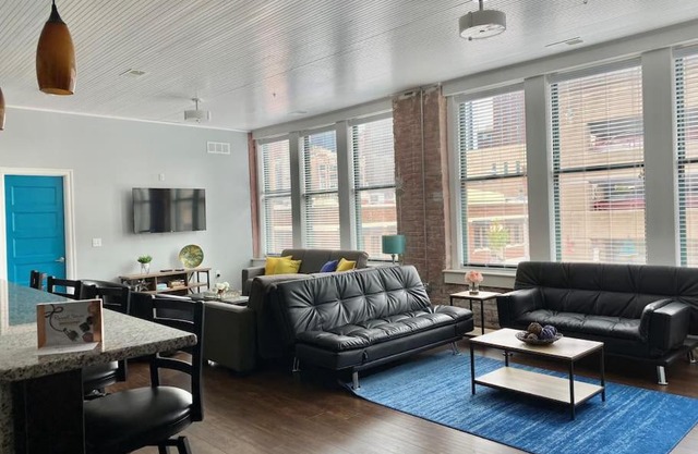 1480Sq ft 2BR 2BA LOFT Downtown KC Historic Build