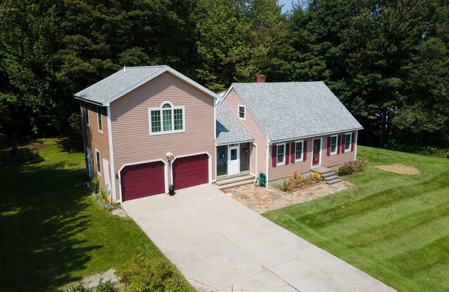 14mi to Mt. Snow! Arcade, Private Suite, King Bed, Family-Friendly, Weber Grill