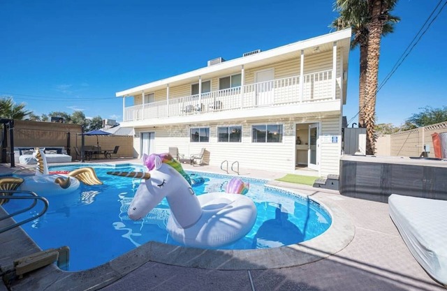 15 Beds, Heated Pool, Hot Tub, BBQ, Close to Strip