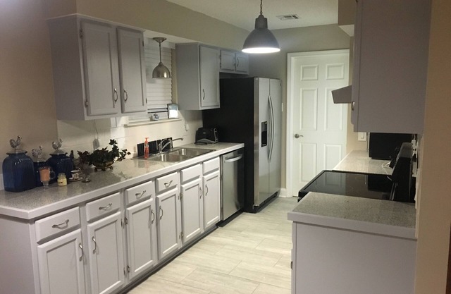 15 min to Downtown New Orleans & the French Quarter and 15 min to Belle Chasse