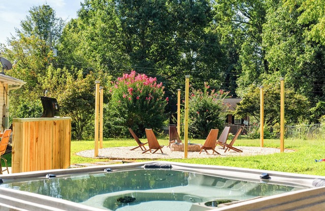 15 min to GVL - Hot Tub - Sauna - Games - Firepit - EV Charger - Workout Area