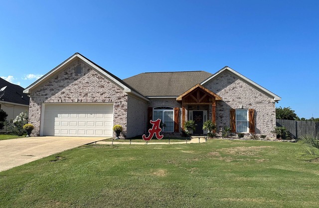 15 mins from downtown Tuscaloosa and University area in quiet safe neighborhood.