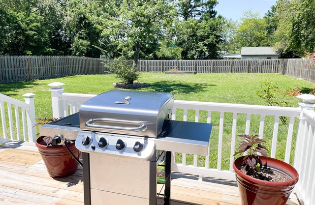 15 Minutes to Emerald Isle & 9 minutes to Hubert Gate this remodeled home awaits