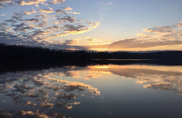 15 PRIVATE ACRES ! WATERFRONT, SWIMMING POOL ! HOT TUB ! PETS WELCOME TOO !