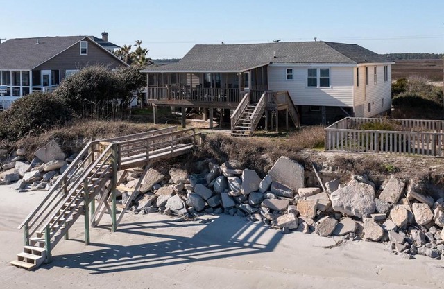 1589 E Ashley Wayward Whims Oceanfront Classic Folly Cottage