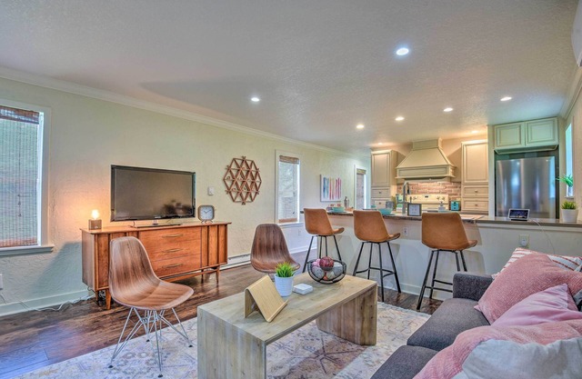 16 Mi to Disney: Cottage w/Deck in Winter Garden