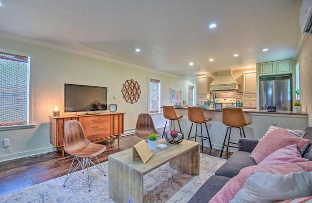 16 Mi to Disney Cottage with Deck in Winter Garden