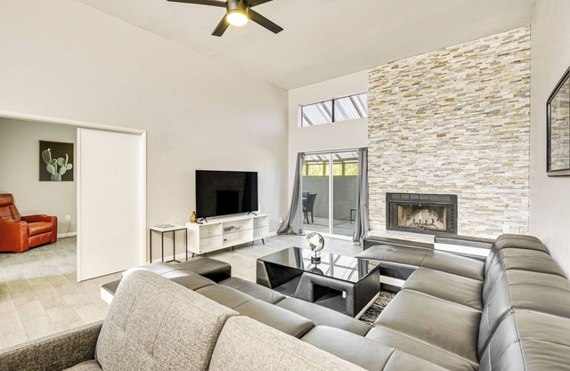 16 Mi to Dtwn Phoenix: Home w/Patio & Fireplace!