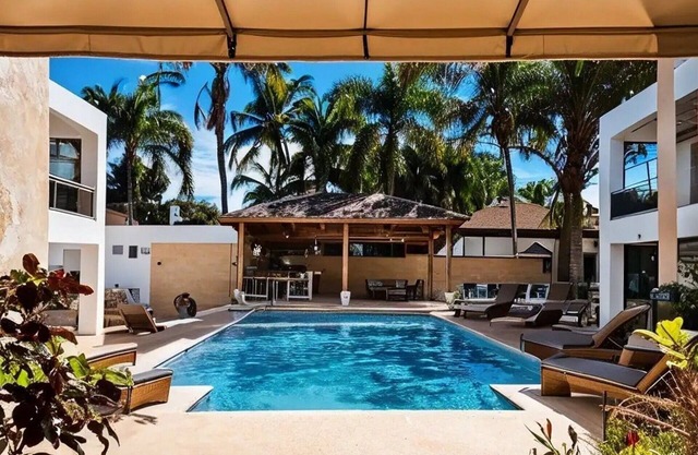 16BR Villa: Pool, 2-Min Walk to Beach, Billiard & Gourmet Chef