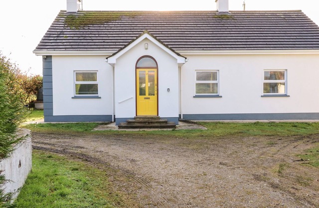 17 BUNINVER ROAD, pet friendly, character holiday cottage in Gortin