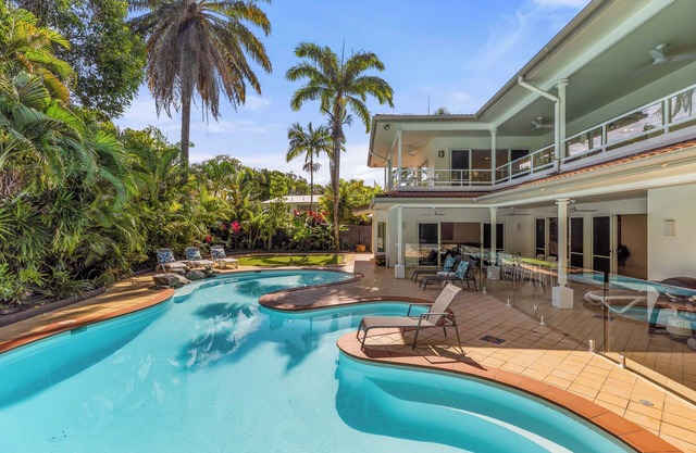 17 Solander Boulevard - 6 Bedroom House Across From The Beach