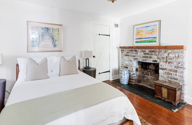 18 1/2 Wentworth, 1Bd/1Ba