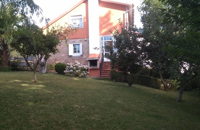 18 km from Santiago. Quiet area and ideal for families. Pets Allowed.