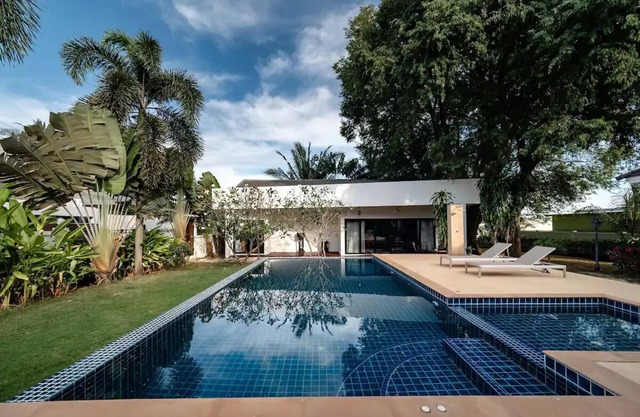 1800 sqm Manor 5 Bedroom Private Saltwater Pooln