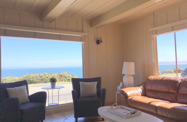 180º ocean views in a central location 2bd+den, 2baths