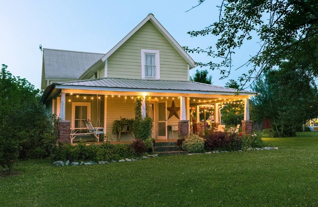 1850s Farmhouse on 70 Acre Family Farm - Flower & Goat Farm