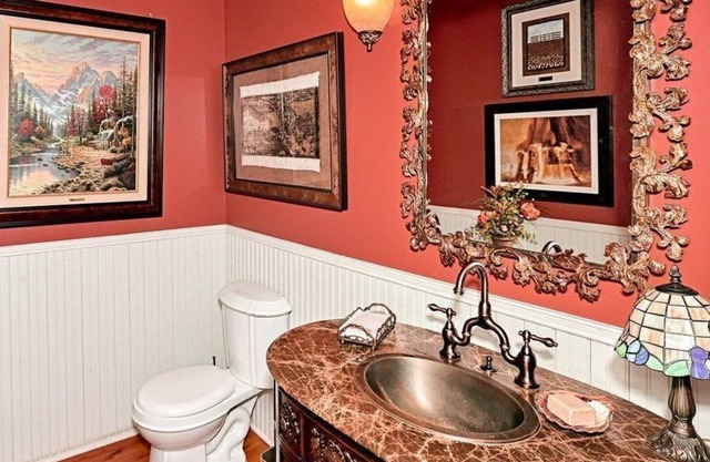 1859 Victorian Home w/modern amenities, across street from park