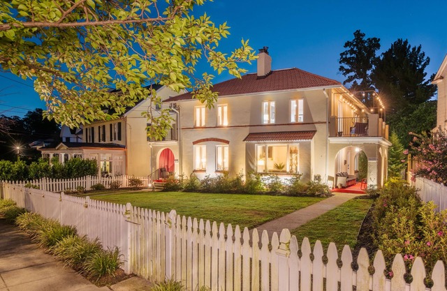 1920's charm in a 3 Luxury bedroom flat close to everything - renovated bath