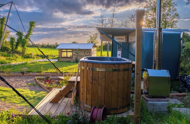 1920's Showman's Carriage with wagon, cinema, hot tub & stunning views by river!