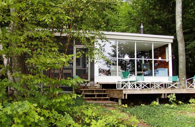 1938 Lakeside Cottage - Big Glen Lake Waterfront, Historic 30's Modern Cabin