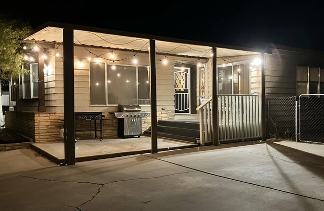 1970'S HIDDEN GEM 2600 FEET FROM THE RIVER