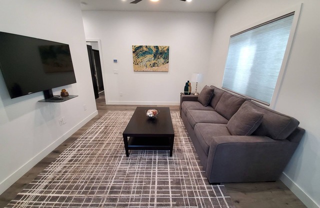 1BD/1BTH Unit/Queen Bed/Queen Sofa Bed/Wi-Fi/PARKING/EV/UTILITIES