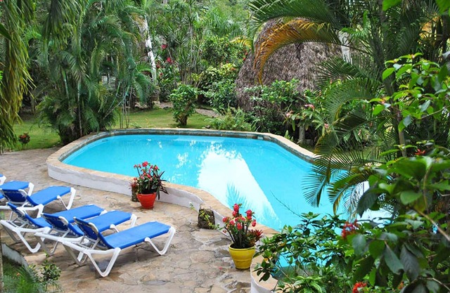 1BD condo in lush tropical settings, near shops/beach/restaurants