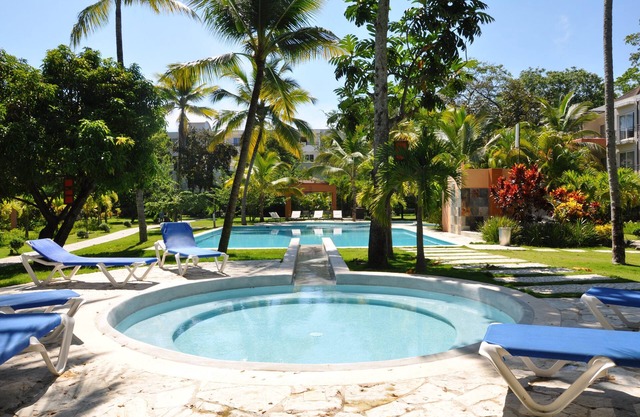 1BDR condo in beachfront residence, centrally located